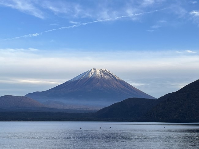 本栖湖から見た富士山