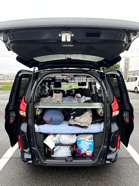 フリードプラス　荷室上下